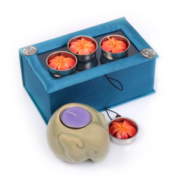 香薰蜡烛配丝盒。图片下载