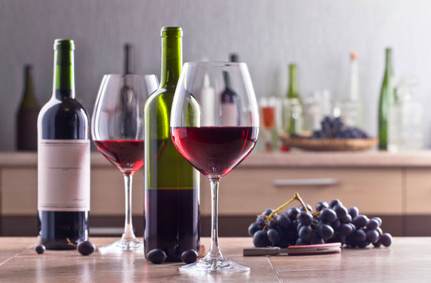 厨房桌子上有一瓶和几杯红酒图片下载