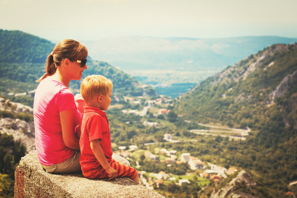 母亲带着孩子在山里旅行图片下载