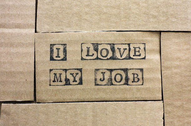 纸板上写着“我爱我的工作”，由黑色字母邮票和几张纸板做成图片下载