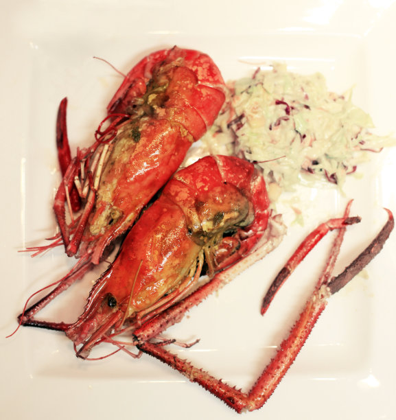 有生菜的盘子里放两只大虾图片下载