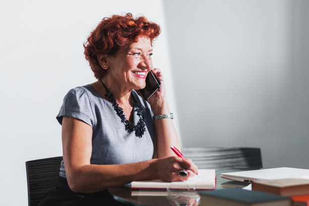 成熟的女商人在电话里说话图片下载