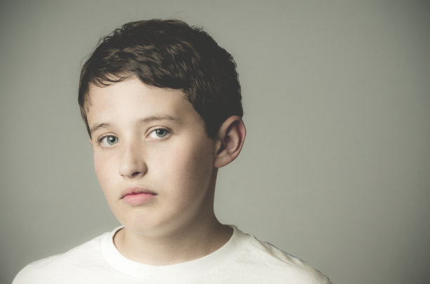 伤心的男孩图片下载