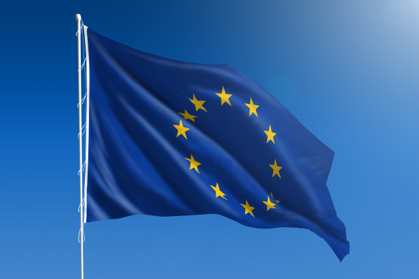 晴空前，欧盟旗帜迎风飘扬图片下载