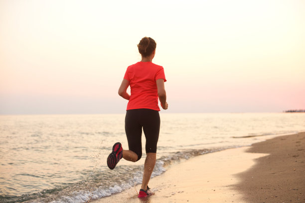 在沙滩上跑步。图片下载