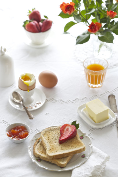 早餐有吐司，鸡蛋，果汁图片下载