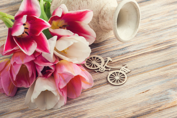 粉红色和黄色的郁金香和花瓶图片下载