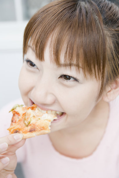 吃披萨的女人图片下载
