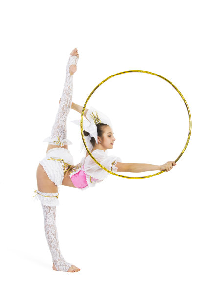 体操运动员站着旋转呼啦圈图片下载