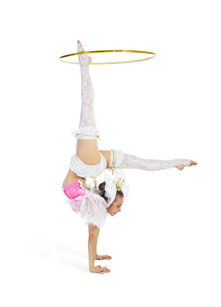 体操运动员站着旋转呼啦圈图片下载