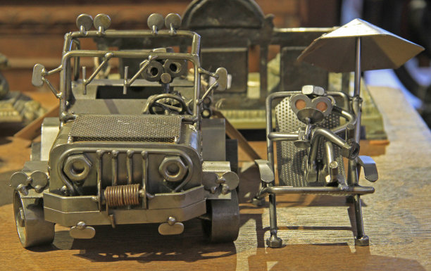 沙滩上司机和女孩的汽车装饰构图图片下载