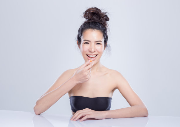 亚洲女人吃甜点风趣图片下载