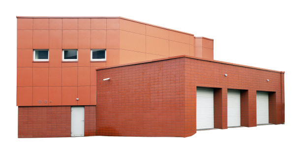 农用砖砌的大规模生产车库和仓库用红色的金属面板装饰。孤立在白色图片下载