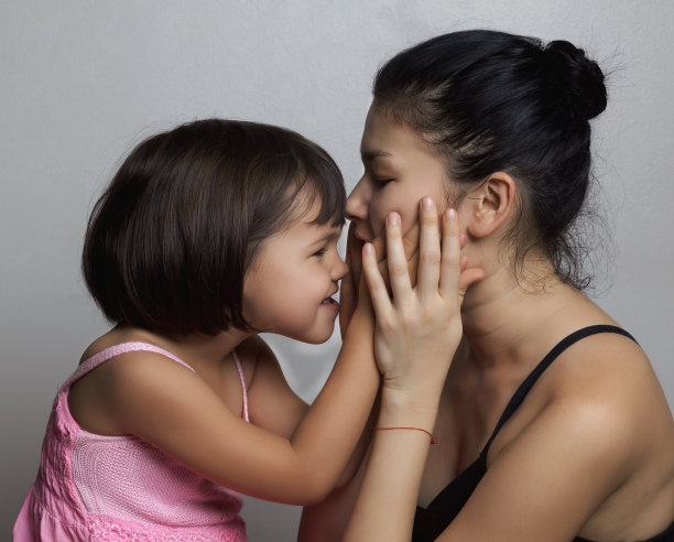 女儿和母亲的肖像图片下载