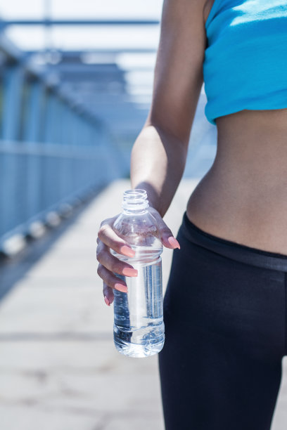 健身女孩拿着一瓶水图片下载
