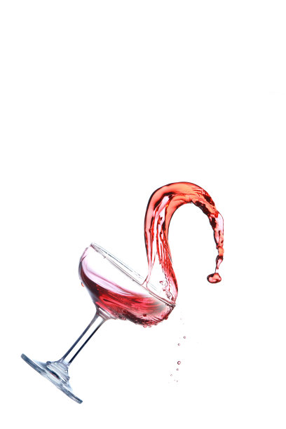 红酒倒进玻璃杯里图片下载