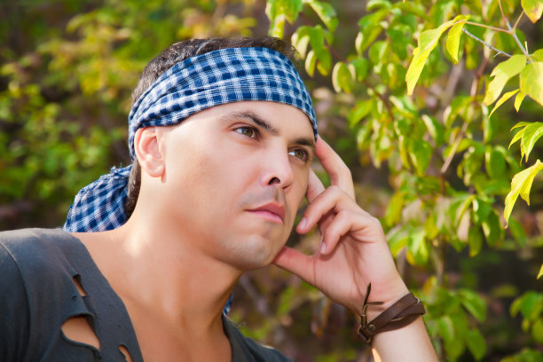 一个迷人的年轻男子的自然肖像图片下载