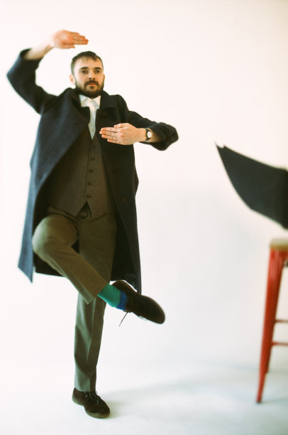 男人打扮成跳舞的样子图片下载