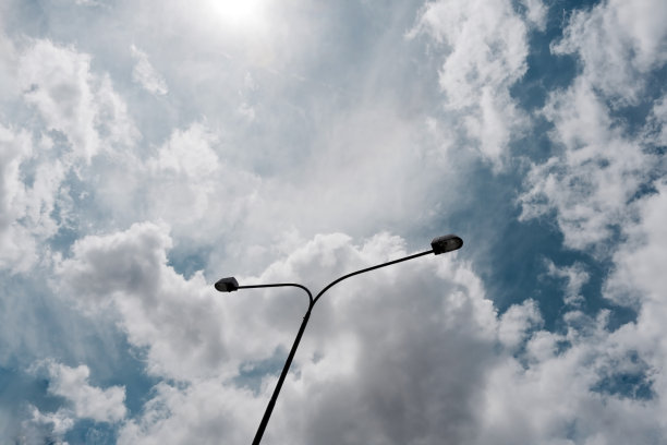 路灯映衬着多云的天空图片下载