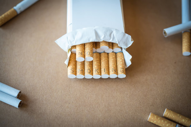 卫生保健。刻有“禁止吸烟”字样的香烟图片下载