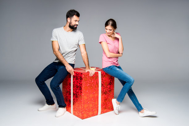 夫妇与红色礼盒图片下载