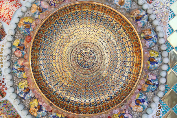 墙上用鹅卵石和陶瓷制作的彩色陶瓷图案背景。图片下载