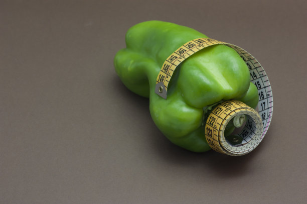 青椒孤立在棕色背景上图片下载