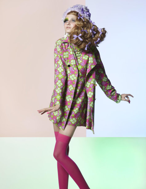 年轻女孩在跳舞，头发在亮妆中发展图片下载