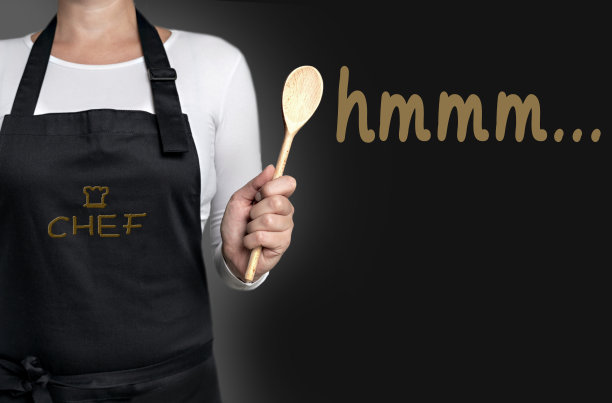 HMM厨师拿着木勺的背景概念图片下载