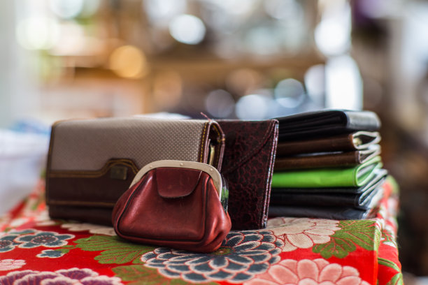 桌上钱包特写镜头图片下载