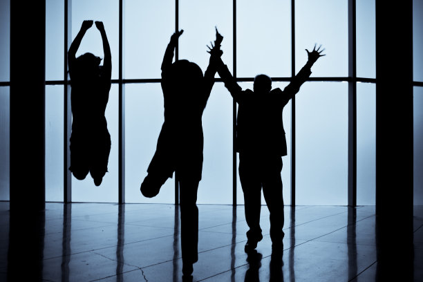 三个人跳图片下载