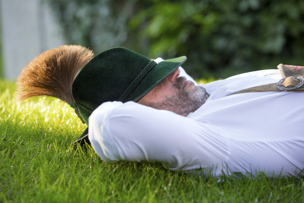 一个巴伐利亚人睡在草地上图片下载