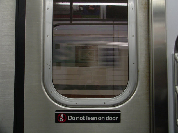 地铁的门图片下载