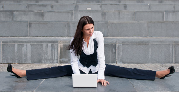 灵活的商务女性与笔记本电脑图片下载