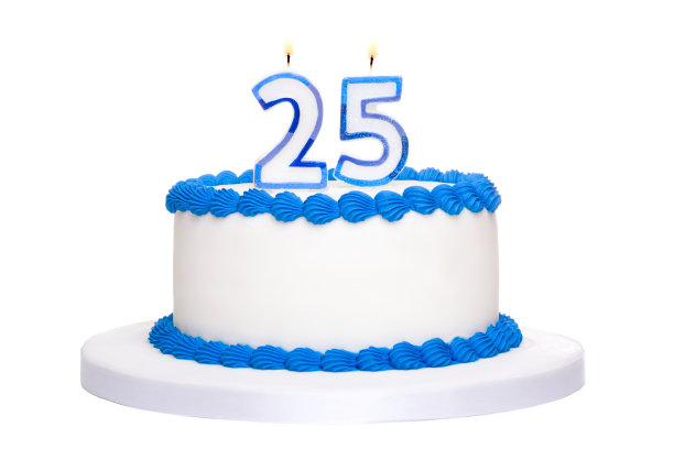 一个白色和蓝色的冰的25岁生日蛋糕和点燃的蜡烛素材图片