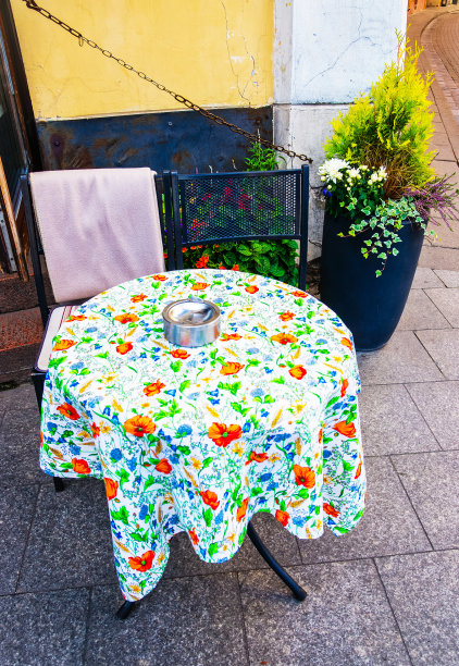 在老城维尔纽斯波罗的海街头咖啡馆的复古桌子图片下载