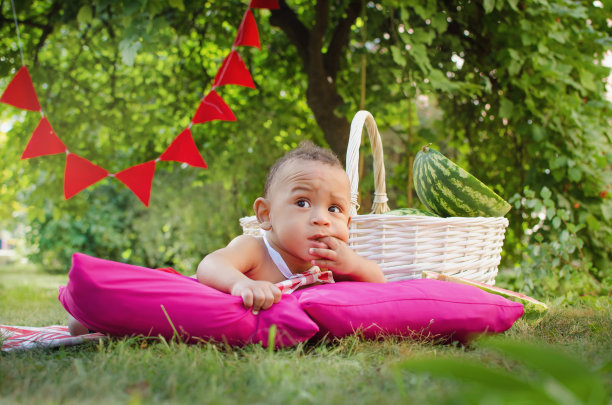 体贴的小男孩和西瓜图片下载