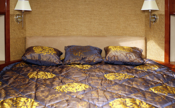 旅馆房间里的双人床图片下载