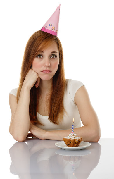 拿着生日蛋糕的悲伤女孩图片下载