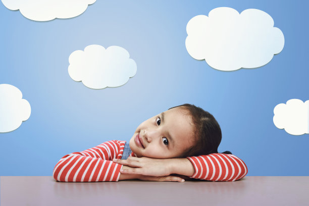 美丽的亚洲小女孩躺在桌子上图片下载