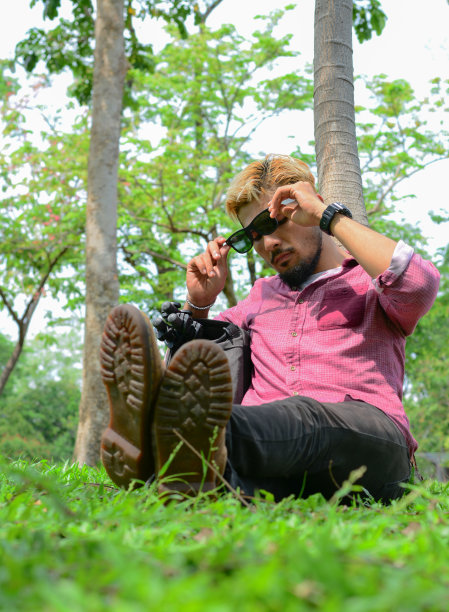 摄影师在院子里放松的时间图片下载