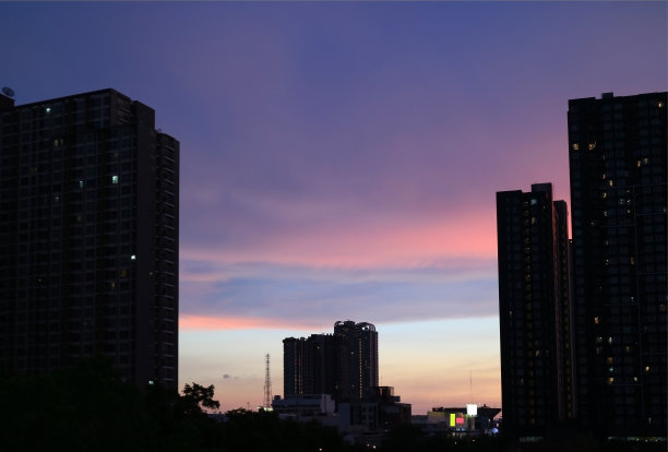 日落后，曼谷的城市上空出现了梦幻般的紫色和粉红色云层图片下载