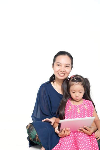 母亲和女儿用平板电脑图片下载