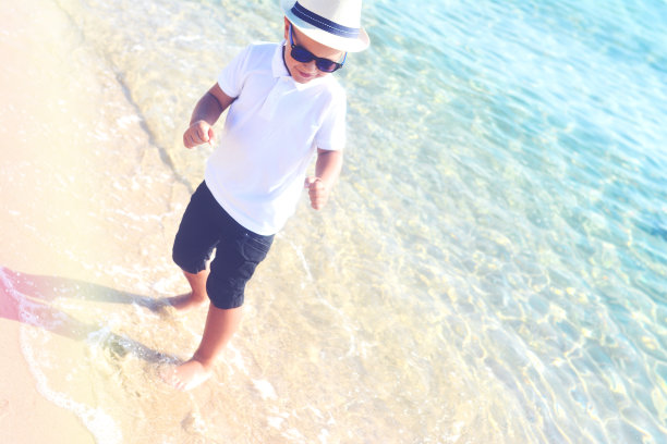 男孩享受假期图片下载