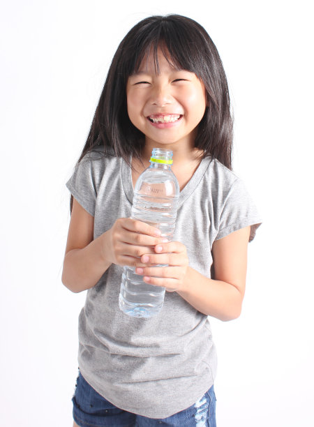 小女孩喝水图片下载