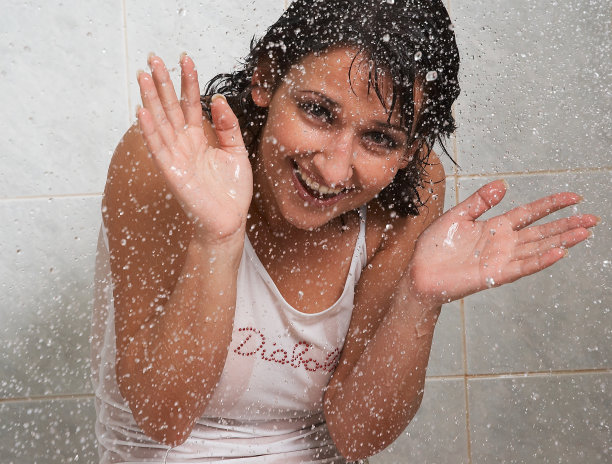 洗澡的女孩图片下载