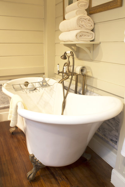 带浴室的毛巾。图片下载