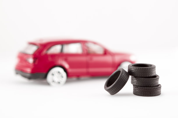 轮胎在玩具车前面图片下载