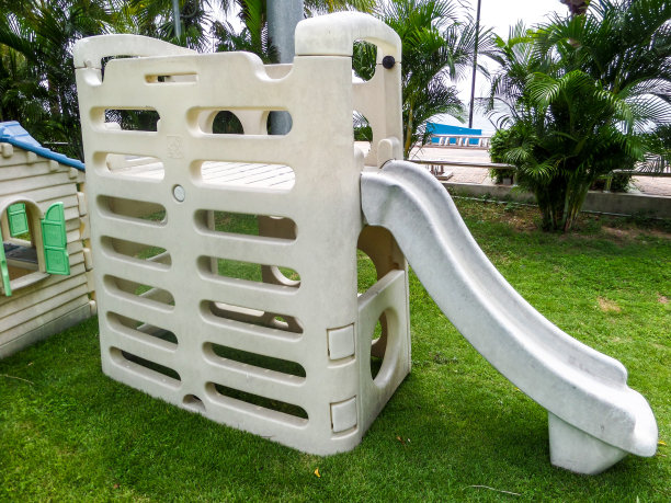 绿色的草在花园里图片下载