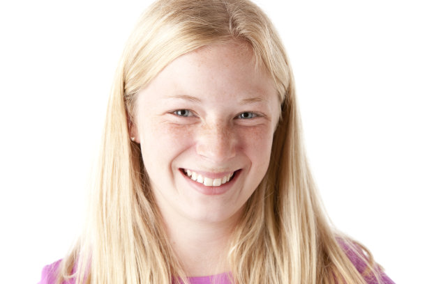 微笑的青春期前高加索女孩特写头图片下载